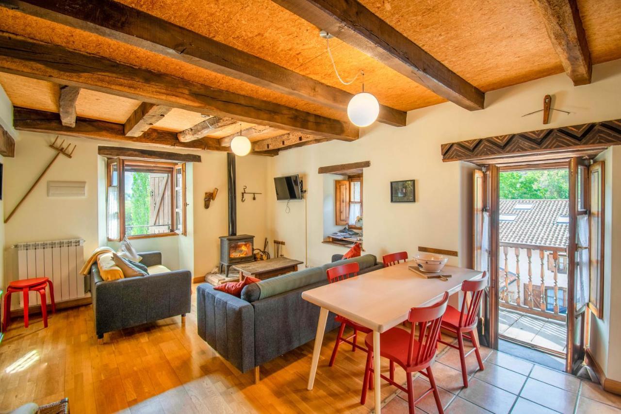 Casa Monaut, Acogedores Apartamentos A Los Pies De La Selva De Irati Saragueta Bagian luar foto